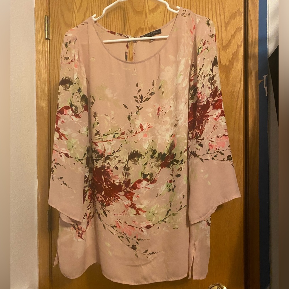 Business casual 3/4 sleeve top. 1x